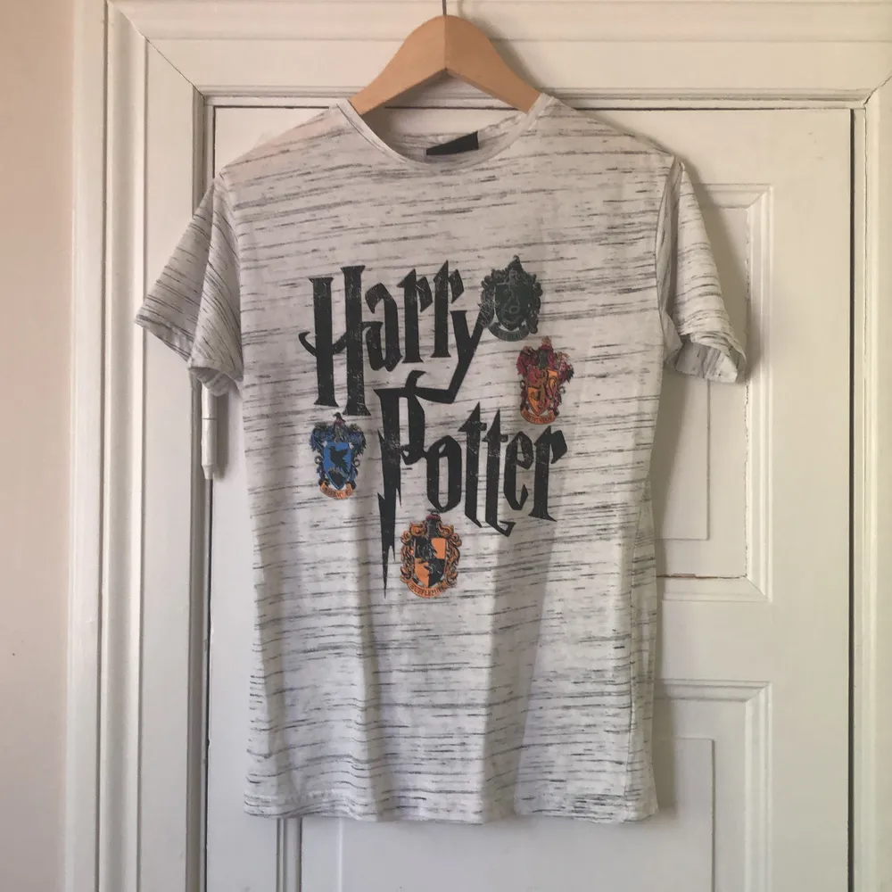Harry Potter themed t-shirt, väldigt skönt material . T-shirts.