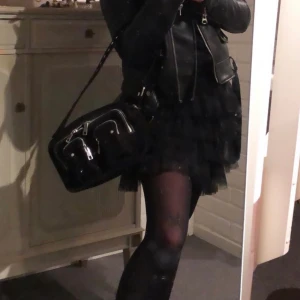 Volangkjol - En jättefin volangkjol från zara i 170, passar mig som har S men funkar på xs-säkert en liten M. Kommer inte till användning, använd ca 3ggr!