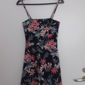 Klänning  - Säljer denna jättesöta klänningen. Endast Använd en gång. Säljer pga att jag inte kommer in till någon användning. Frakt ingår i priset💕