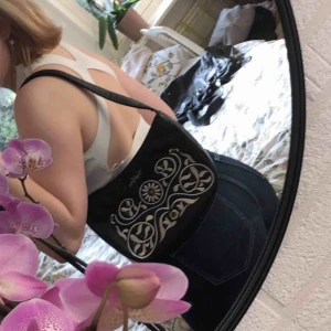 Väska  - Säljer nu min as fina BjörnBorg väska! ⭐️🥺 har jättefint broderat mönster på framsidan och har kort axelband! Inuti har den flera små samt stora fack! Hör av er om ni undrar något! ☺️