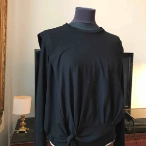  - Topp från & Other Stories med västliknande detalj, superfint skick! Passar mig som normalt har strl S :)