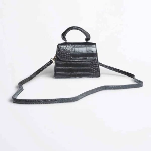  - Svart mini väska , praktisk får platts med mer än vad man tror , helt slutsåld på hemsidan ! Frakt inkluderar i priset 