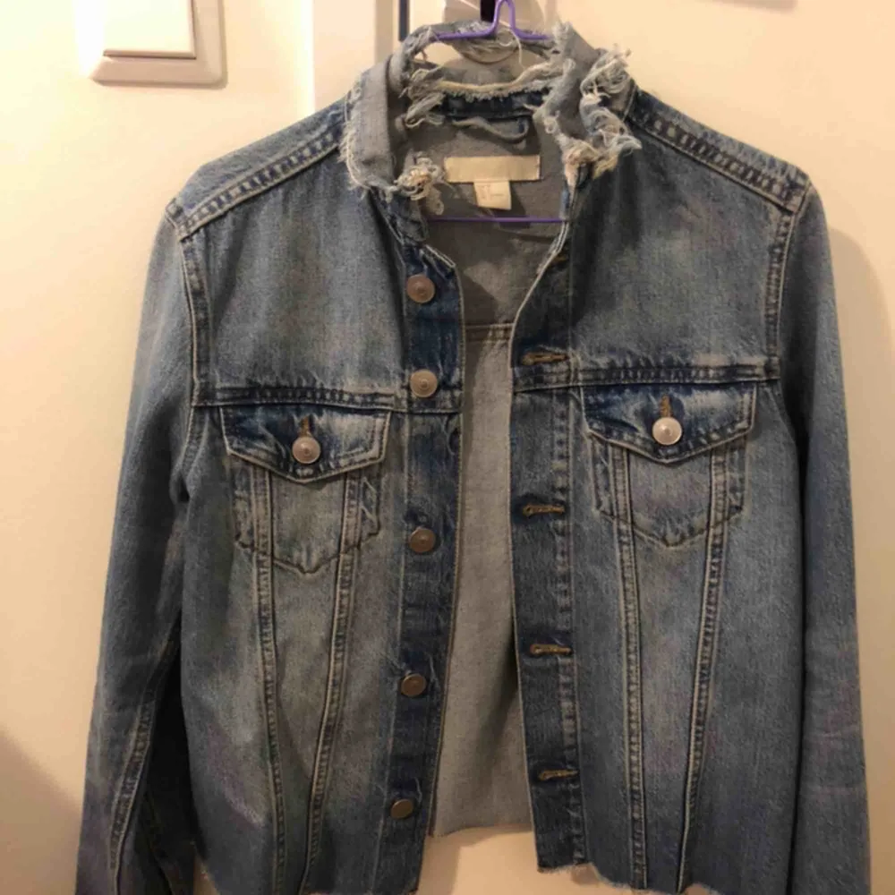 Jeansjacka från H&M som går i lite ombrefärg i ljusblått. Jackan är i storlek 36 och är använd någon gång. Köparen står för frakt eller så kan man komma hämta plagget <3. Jackor.