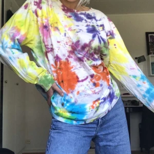 tie dye långärmad - långärmad tshirt, buda! frakt tillkommer. jag är en XS och så sitter den på mig. knappt använd
