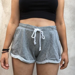 Grå mysshorts  - Grå mysshorts. Bra sommargrej.  Frakt tillkommer (kolla gärna in resten av mina kläder så går de på samma frakt). 