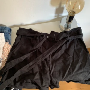 Svarta shorts storlek M - Sköna svarta shorts, använda 1 gång, perfekt till sommaren.