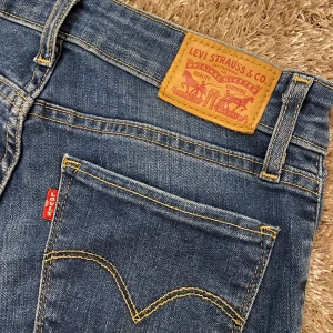 Levi’s jeans  - Snygga lite mörkare jeans från levi’s i en stuprör modell. Strl 25. De är uppsydda men passar mig perfekt som är 165 cm. (frakt 60kr) 