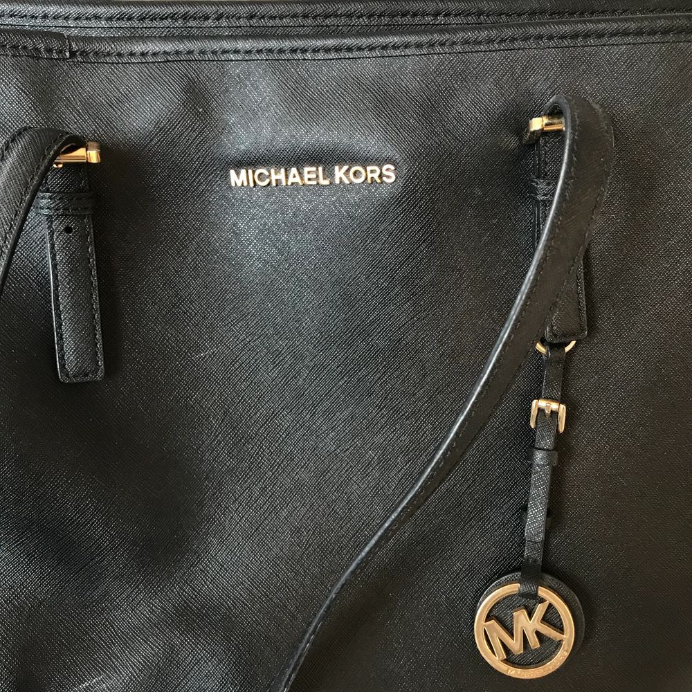 Svart Michael kors väska, orginalmodellen skulle jag säga, har tex ett fack där man kan lägga sin dator och andra smarta fack i väskan. Har lite defekter så be om ber bilder om ni är intresserade, men defekterna syns inte tydligt. Köpt för 3000kr. Väskor.