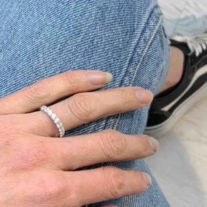  - Silverring med cubik zirkoner. Strlk 52 eller 16,5. Kan skickas eller mötas upp. 