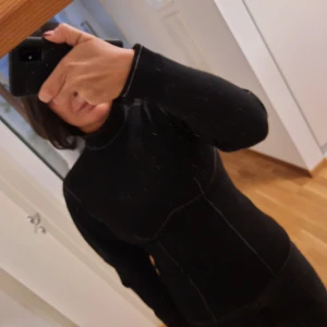 Cool topp från & other stories! - Säljer den här toppen som såldes slut väldigt snabbt. Dregkedja bak i nacken. Lite puffärm, stretchig. Liten 38. Pris ex. Frakt!