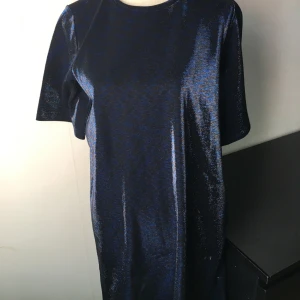 & other stories - Klänning från & other stories i storlek 38 säljes. Frakt tillkommer om den ska skickas.