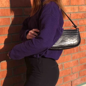  - Säljer min snygga lila fleecetröja från weekday! Superbra skick, helt slutsåld på hemsidan💜💜