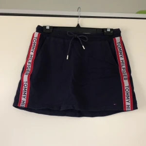 Mjukiskjol från Tommy Hilfiger - En marinblå skön kjol från Tommy Hilfiger, ett plagg man kommer vilja ha till sommaren. Strl S, men passar även till M. Frakt tillkommer.