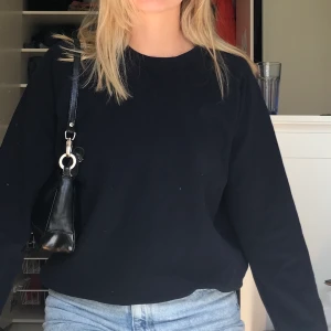 Marinblå sweatshirt - Marinblå sweatshirt strl Small. Står inte för postens slarv, köparen står för frakt och pris kan diskuteras.