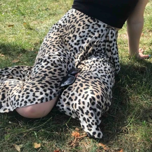leopard kjol - Kjol från Gina Tricot, i väldigt bra skick, storlek 36. Säljer för 100kr💛
