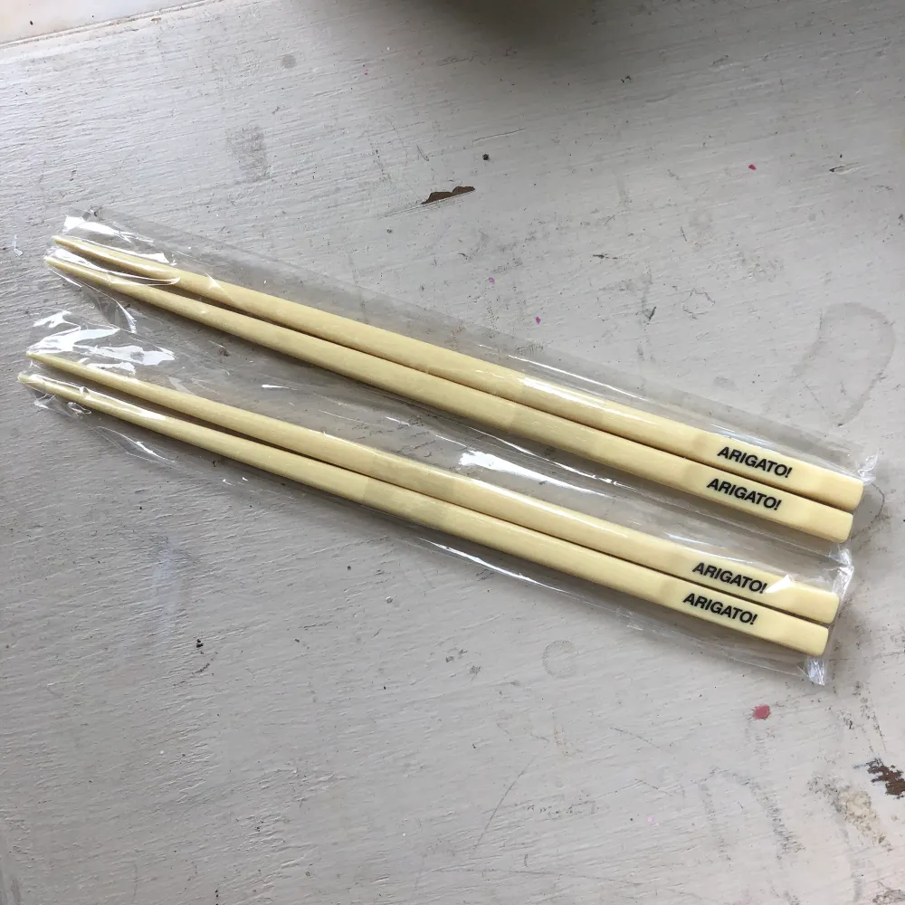 Svincoola Arigato chopsticks. Säljer pga jag har andra jag använder och dessa är självklart oanvända. Köps tillsammans 2 par eller 1 par. 1 par 25kr +frakt på typ 20kr. Accessoarer.