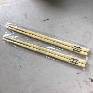 Svincoola Arigato chopsticks. Säljer pga jag har andra jag använder och dessa är självklart oanvända. Köps tillsammans 2 par eller 1 par. 1 par 25kr +frakt på typ 20kr