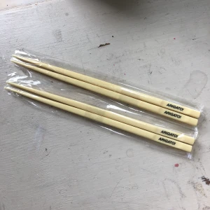 AXEL ARIGATO CHOPSTICKS - Svincoola Arigato chopsticks. Säljer pga jag har andra jag använder och dessa är självklart oanvända. Köps tillsammans 2 par eller 1 par. 1 par 25kr +frakt på typ 20kr