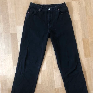 Monki Taiki jeans - Säljer eftersom att jag köpte dem i en för stor storlek. Storleken är 30 vilket motsvarar M. Annars, väldigt sköna och snygga i modellen. Lägger in en bild från Monkis hemsida på hur modellen ska se ut om det är rätt storlek;) Jag står för frakten. 