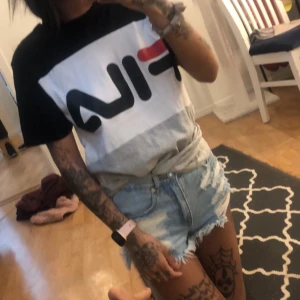 Fila T-shirt  - Fila T-shirt, knappt använd! Äkta 🤩