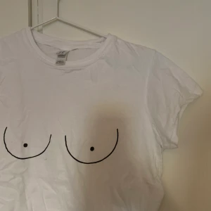 T-shirt - t-shirt med bröst som motiv. cool som fan att rocka i sommar!!