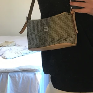 Söt Axel väska - Sjukt cool axel väska oklart märke men verkligen så gullig. Skicket är lite sådär, dragkedjan är sönder och den är lite smutsig inne så säljer den därför billigt men as najs till en fin outfit