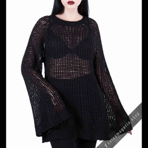 Stickad tröja från Killstar - Jättecool, stickad svart tröja från Killstar, strl S. Den har vida ärmar och snördetalj i ryggen. Nypris ca 450 kr. Använd ett par ggr men säljes pga inte riktigt min stil längre. Priset är exkl. frakt, möts även upp i Göteborg. 