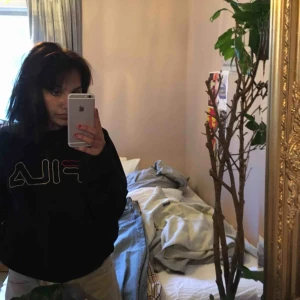  - Snygg och bekväm fila tröja (dam ) . Jag köpte den för ungefär 1 år sedan och använt den 3-4 gånger! Skriv om du är intresserad! 