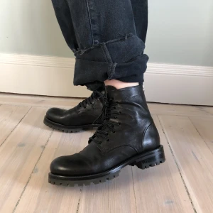 Italienska svarta läderboots - Fint italienskt läder, använda en gång, trendiga, sköna, supersnygga, passar till det mesta! Priset inkluderar inte frakt. Stora för att vara storlek 38, närmare en 38,5.