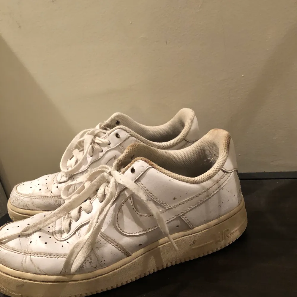 Slitna Nike air force, frakt 88kr📦 50kr eller bud. Skor.