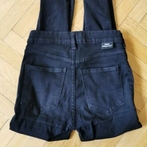 Svarta Dr Denim Jeans /jeggings - Svarta Jeans/jeggings från Dr Denim som sitter som en smäck! Tights men väldigt stretchiga och mjuka, känns nästan som att ha leggings på sig. Lite trasig söm på bakfickorna som inte syns märkbart när man har på sig dem. Storlek XS men passar även S. 