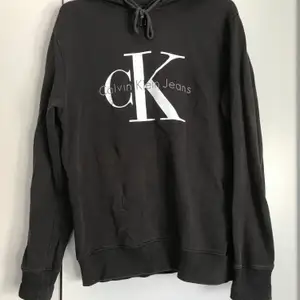 Väl använd Calvin Klein hoodie i grå/brun/ljus svart nyans i storlek medium. Passar för både kvinnor och män. Köparen får stå för frakten 