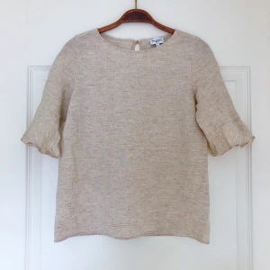 Bondelid blus  - Oanvänd blus från Bondelid i linnemix. Säljer då den krympt i första tvätten, krympmån 3-5%. Kommer ej krympa mer! Är stl S men passar nu som en XS. Axelbredd 33 cm. Superfin och sval till sommaren ☀️