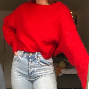 Stickad tröja  - Röd stickad tröja från Weekday, knappt använd. Köparen står för frakt 💕