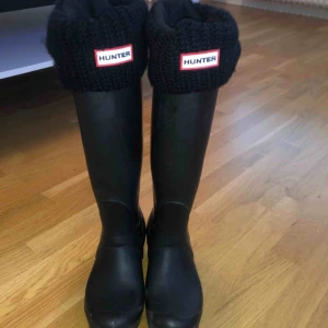  - Hunter gummistövlar. Storlek 38 stumporna ingår. Fraktar ej!