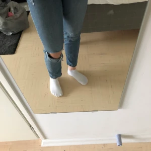 Jeans  - Ett par mörkblå jeans, i storlek XS, ett hål på ena knät som fanns där när jag köpte dem. På mig sitter de väldigt tajt men brukar ha storlek M, så de passar för någon med XS. 
