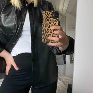  - Såå snygg skinnskjorta från H&M. Tyvärr inte kommit till användning hos mig mer än två gånger 💕 i nyskick! Köparen står för frakten! Ps, kolla gärna mina andra annonser 