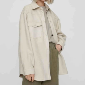  - Oanvänd oversized jacka i fakemocka. Helt ny och prislappen sitter kvar. Säljer då jag missat att skicka tillbaka i tid.🌺  ( la upp annonsen på nytt då jag skrivit fel storlek) Frakt ingår.