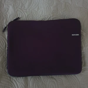 Incase datorfodral - Mått ca 35 x 25 cm. Lite skadat på kanten