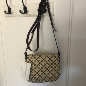 Malene Birger väska  - Oanvänd axelväska, prislapp kvar. Finns på Östermalm, allternativ köpare betalar frakt. Nypris 1999 :-. 