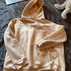  - Beige Oversized hoodie från Nelly i storlek M passar även de andra storlekarna beroende på hur man vill ha passform. Stor och skön luva med snören. Använd ett par gånger men i fint skick ( köparen står för frankt)