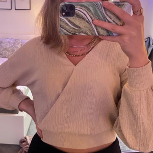 Super fin långärmad topp/blus  - En fin lite kortare ”blus” eller topp. Från ginatricot storlek XS men passar mig som är en S. , ❗️gratis frakt❗️. 