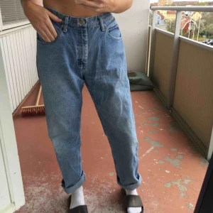  - Coola omgjorda Wrangler jeans, köpta på beyond retro och omgjorda för att passa min midja med resår. Resåren går att sprätta bort enkelt. Köparen står för frakt. 