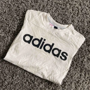  - Svart/vit adidas t-shirt jätte bra skick men lite skrynklig! Passar S/M
