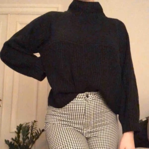 Stickad svart polo - Superskön stickad tröja från monki. Köparen står för frakt:)