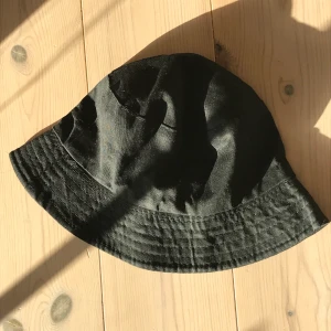 Svart bucket hat🖤  - Cool bucket hat i svart! Snygg till sommaren och passar till ALLT! Bra skick! För en bucket hat kostar det 72kr (inkl frakt). Vid köp av både den svarta och beigea (kolla min andra annons för bättre bild på den beigea) kostar det bara 125kr (inkl frakt)🖤