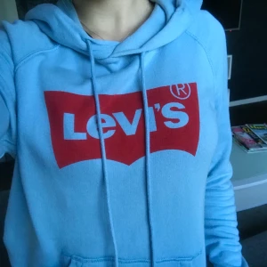 Levi's hoodie - Säljer denna snygga hoodie i bra skick! Sparsamt använd