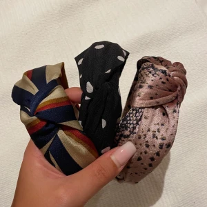 Diadem - Olika diadem, svarta och rosa aldrig använda, den randiga använd 1 gång. Säljes för 30kr styck eller 2 för 50kr eller 3 för 70kr