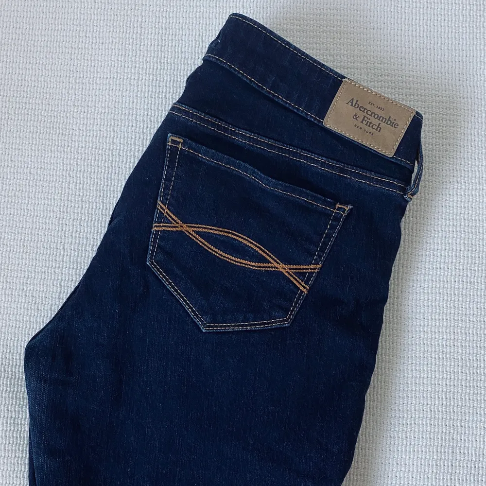 Använda fåtal gånger, nyskick. Snygg genomblå klassisk färg storlek 4s - W27 L29. Skinny jeans. Jeans & Byxor.