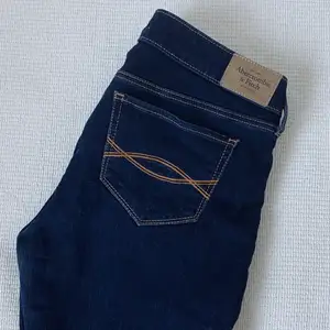 Använda fåtal gånger, nyskick. Snygg genomblå klassisk färg storlek 4s - W27 L29. Skinny jeans